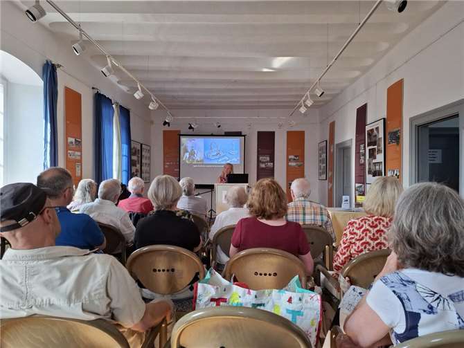 Um edles Porzellan, seine Besonderheiten und kulturelle Bedeutung ging es beim Vortrag der Kunsthistorikerin und Porzellanmalerin Eva Klinkmann-Voss im Stadtmuseum. Foto: Ohm