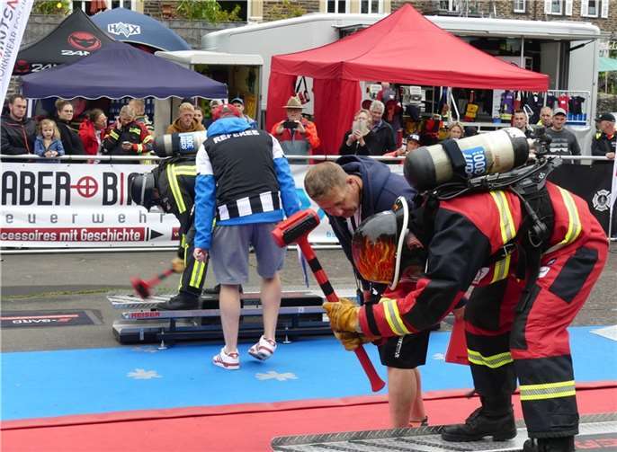 Um einen Metallschlitten in die gefragte Position zu befördern kommt ein vier Kilo schwerer Hammer zum Einsatz. Fotos: TE