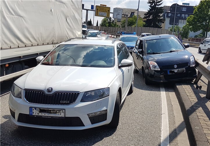 Um einen Zusammenstoß mit einem vorausfahrenden Pkw zu vermeiden, war ein Suzuki-Fahrer mit seinem Fahrzeug in die Leitplanke gefahren. Foto: Polizei