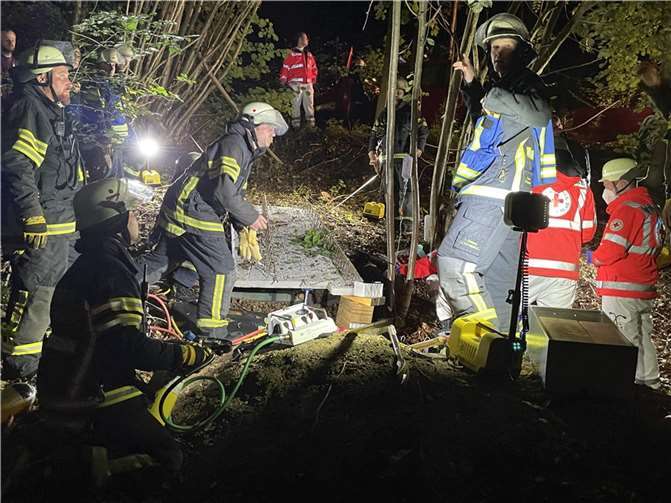 Um einen tragfähigen Untergrund für die pneumatischen Hebekissen zu schaffen, musste zuerst ein Widerlager aus Holzbalken in den Waldboden eingebracht werden.