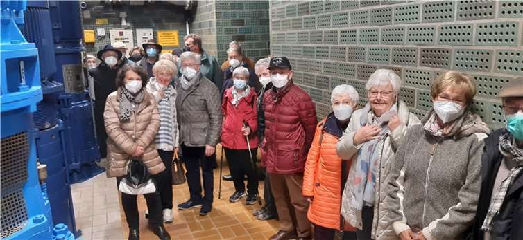 Um einige Erkenntnisse reicher werden die Buschhovener unbesorgt das kühle Nass auch direkt aus der Wasserleitung trinken oder aufsprudeln. Fotos: privat