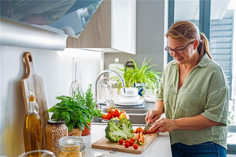 Um erfolgreich abzunehmen, sollte man besonders nährstoffreiche Lebensmittel essen wie Obst und Gemüse, Nüsse, Milchprodukte, Fleisch und Fisch.