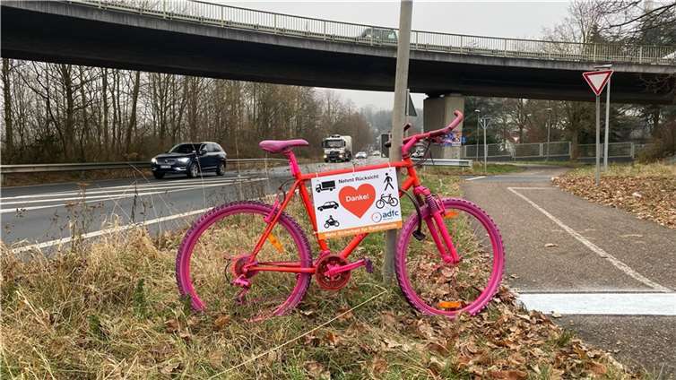 Um für eine gegenseitige Rücksichtnahme der Verkehrsteilnehmenden zu werben, wurden von der ADFC Ortsgruppe Neuwied hierzu zwei Fahrräder an den Radwegequerungen positioniert. Quelle: ADFC Ortsgruppe Neuwied