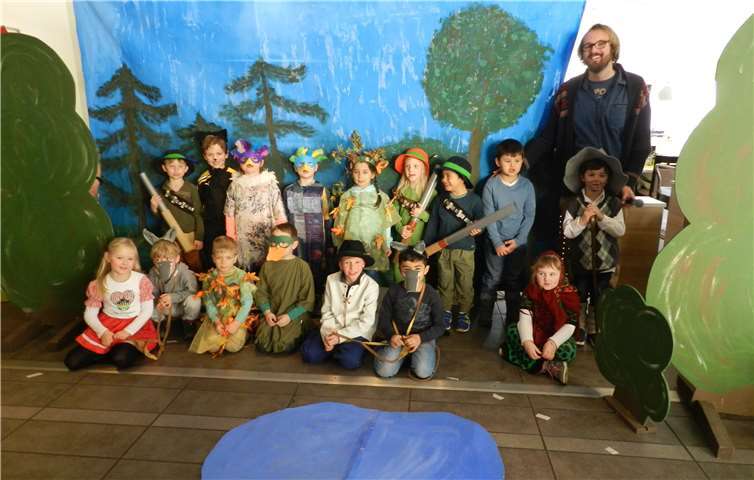 Um genügend Rollen für die 17 Vorschulkinder zu schaffen, schrieb Julian Weber das Stück „Peter und der Wolf“ entsprechend um.privat