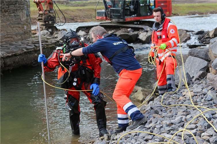 Um im kalten Wasser selbst nicht zu unterkühlen, verfügen die DRK-Wasserretter über modernste Ausstattung, wie etwa chemieresistente Trockentauchanzüge Unter den Trockentauchanzügen kann je nach Bedarf wärmende Kleidung getragen werden.  Fotos: Thorsten Trütgen