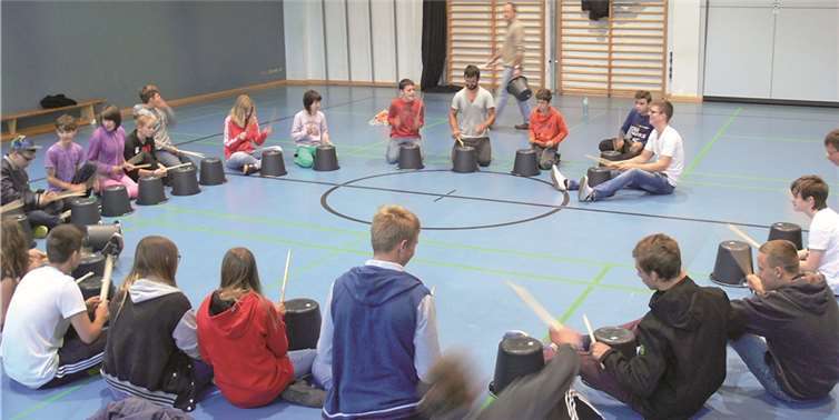 Um in die Welt des Rhythmus einzutauchen, bedienten sich die Teilnehmer des Workshops an der Stephanus-Förderschule Polch ganz gewöhnlicher Alltagsgegenstände. Caritas