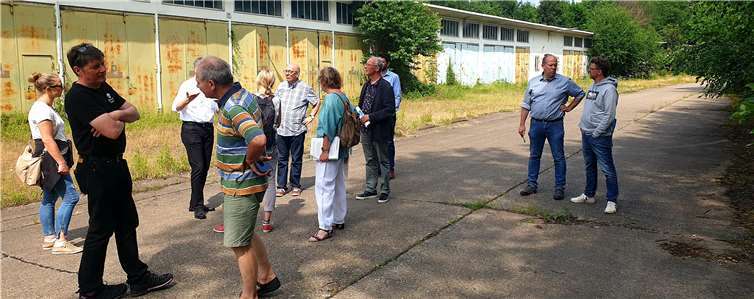 Um mehr über den aktuellen Stand der Planungen zu erfahren, ließen sich Mitglieder der Grünen Fraktion von Adrian Jukic, Leiter des Koblenzer Regionalbüros der Immobilienentwicklungsgesellschaft BPD, und Sebastian Althoff (Stadtverwaltung)Juni das Gelände zeigen.Foto: privat
