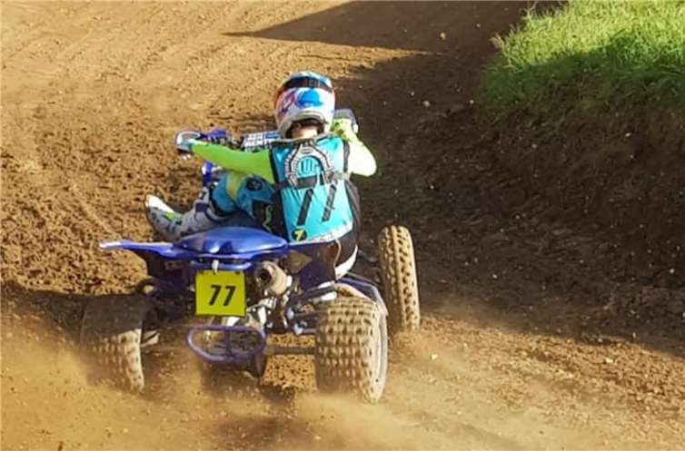 Um mit allen vier Rädern halbwegs auf demBoden zu bleiben, verlagert Marie ihr Gewicht in der Kurve.