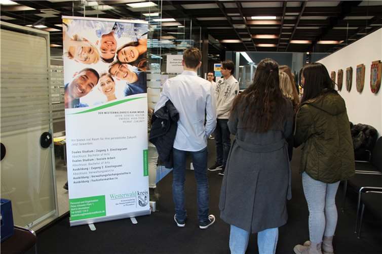 Um möglichen Nachwuchskräften den Arbeitsalltag näher zu bringen und vielfältige Fragen zu beantworten, fand ein Infoabend im Kreishaus statt.  Foto: Lena Schardt, Pressestelle der Kreisverwaltung