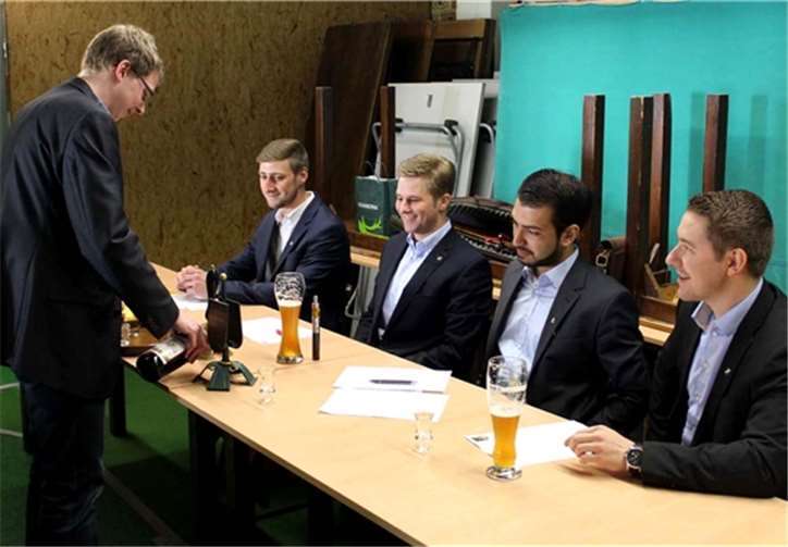 Um nicht allein Zielwasser trinken zu müssen, schenkten etliche Schützen auch dem Vorstand ein.