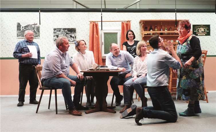 Um nicht wegen Erpressung ins Gefängnis zu müssen, bittet Benno die von allen unterschätzte Erna auf Knien, ihn zu heiraten. Fotos: FRE