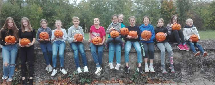 Um sich auf den Herbst einzustimmen trafen sich die Messdiener und ließen ihrer kreativen Ader freien Lauf beim Kürbisschnitzen.privat