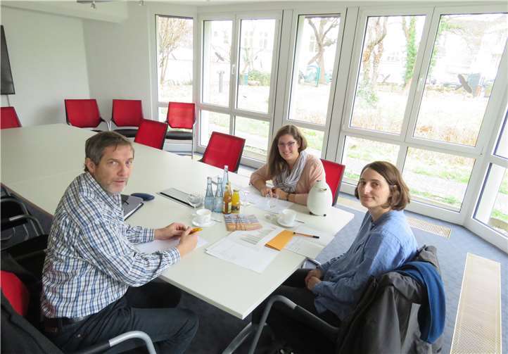 Um sich ein Bild von der Arbeit zu machen, hatte Gabi Schäfer (Mitte), Stabsstelle Umwelt, Energie und Natur, zu einem gemeinsamen Treffen eingeladen. Martin Knopp (l.) und Carmen Strüh. Foto: Kreisverwaltung