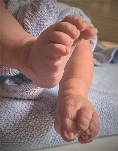 Um sich noch etwas Privatsphäre zu gönnen, entschieden sich die Eltern, nur die Füße ihrer frischgeborenen Tochter zu zeigen. Die kleine Jana ist die 500. Geburt im St. Nikolaus-Stiftshospital.Foto: St. Nikolaus-Stiftshospital GmbH
