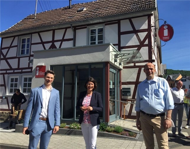 Um sich selbst ein Bild von den Arbeiten vor Ort zu machen, kam die Ministerin für Wirtschaft, Verkehr, Landwirtschaft und Weinbau, Daniela Schmitt, anlässlich der Eröffnung der Tourismus-Information eigens aus Mainz nach Waldbreitbach.Foto: FDP