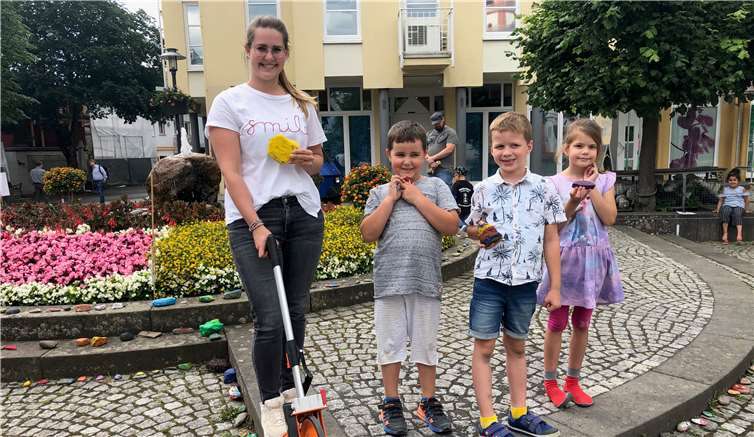 Um sich trotz der Krise nicht die Stimmung vermiesen zu lassen, hatte das HoT einen Gute-Laune-Wettbewerb der Ortsteile ins Leben gerufen „Wer schafft die längste Steinschlange?“