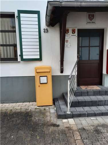 Um übergangsweise Abhilfe zu schaffen, hat die Deutsche Post kurzfristig am Rathaus einen Briefkasten installiert. Quelle: Ortsgemeinde Urmitz
