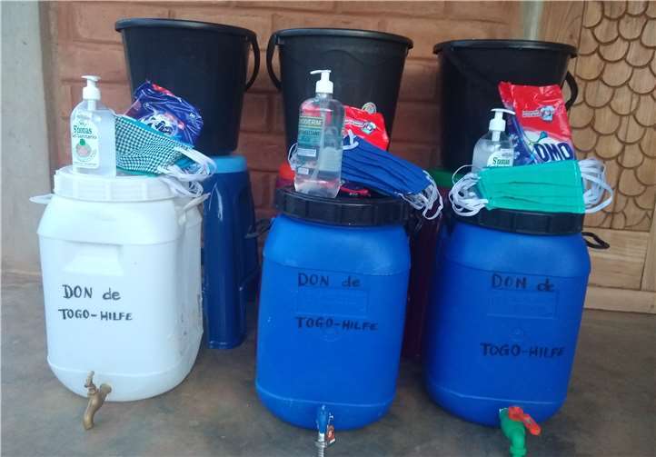 Um unterstützend zur Seite zu stehen, stellte die Togo-Hilfe e.V. finanzielle Mittel zur Verfügung womit die drei AGERTO-Standorte mit Hygiene- und Schutzmaßnahmen ausgestattet wurden. Dazu gehören Händedesinfektionsmittel, Schutzmasken und kleine Händewaschanlagen, bestehend aus Eimern mit Hahn und Seife.Foto: privat