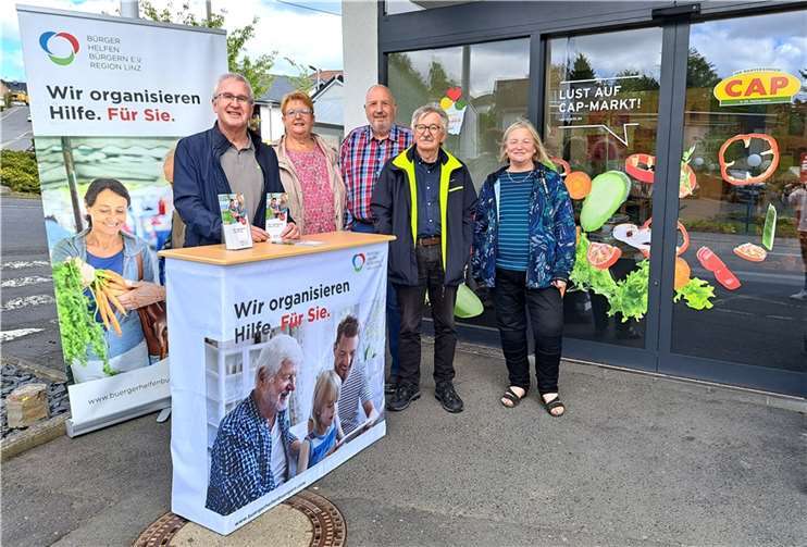 Um vor Ort darüber zu informieren, hatte sich der gesamte Vorstand vor dem CAP-Markt in St. Katharinen eingefunden: Friedhelm Hommes, Waltraud Schmaus, Josef Schmaus, Klaus Krumscheid und Renate Pepper (v.l.n.r.) konnten in zahlreichen Gesprächen darüber informieren, welche Hilfen möglich sind und wie Ehrenamtliche ihre Hilfe anbieten können.. Quelle: Seniorenbüro der VG Linz