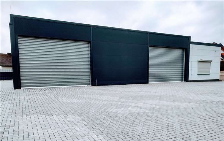 Um zukünftig zwei Stellplätze vorhalten zu können, wurden an dieser Stelle zwei Tore eingebaut, von denen eines der Tore mit über 15.000 Euro komplett vom Förderverein der Feuerwehr finanziert wurde.