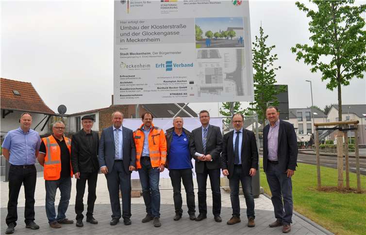 Umbau der Klosterstraße: Vor dem großen Bauschild begrüßte der Technische Beigeordnete der Stadt Meckenheim, Heinz-Peter Witt, die Projektpartner.Stadt Meckenheim