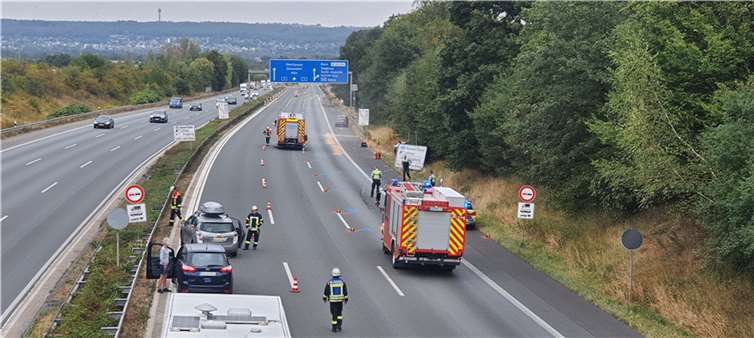 Umfangreiche Bergungsmaßnahmen nach dem schweren Verkehrsunfall.