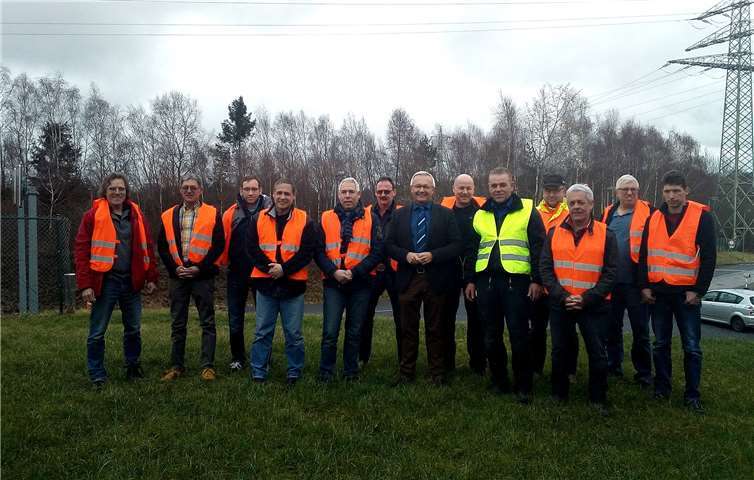 Umfassend informiert über das Entsorgungskonzept des Landkreises Teilnehmer der Dachdeckerinnung Neuwied auf der Deponie Linkenbach.Hans Hartenfels