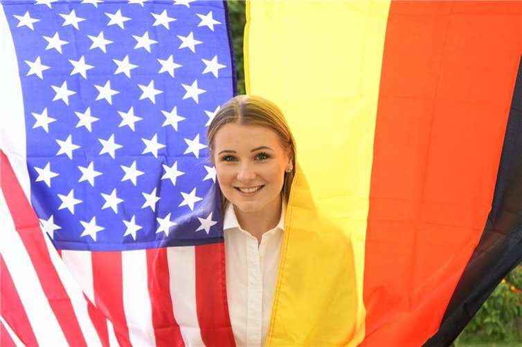 Umgeben von Flaggen – Lena Klein lernt in ihrem Auslandsemester in den USA mehr über die Gemeinsamkeiten und Unterschiede verschiedene Kulturen. Foto: Hochschule Koblenz