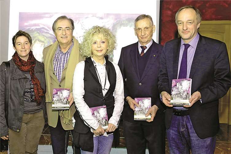 Umgeben von Layouterin Sonja Cochem-Bellinghausen und seiner Frau Annemarie stellte Hermann Josef Löhr mit General Wegener und Verleger Jürgen Mertens sein neuestes Werk vor.  DL