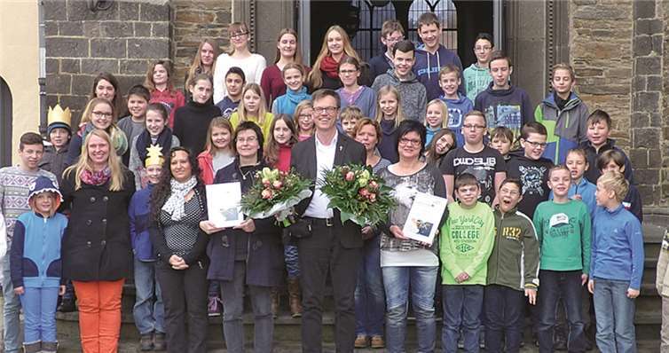 Umgeben von Pfarrer Norbert Missong, Kindern und Jugendlichen leiteten Ute Setz und Helga Wagner mit ihrem Orgateam dieses Jahr zum zehnten Mal die Sternsingeraktion in Nickenich.privat