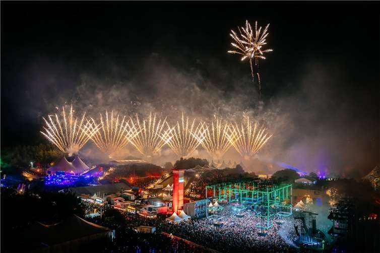 Umgeben von Wäldern und Wiesen bildet die hügelige Landschaft des Hunsrücks die perfekte Kulisse für das friedvolle Event auf einst militärischem Boden.  Copyright: NATURE ONE/Thomas Niedermüller / www.niedermueller.de