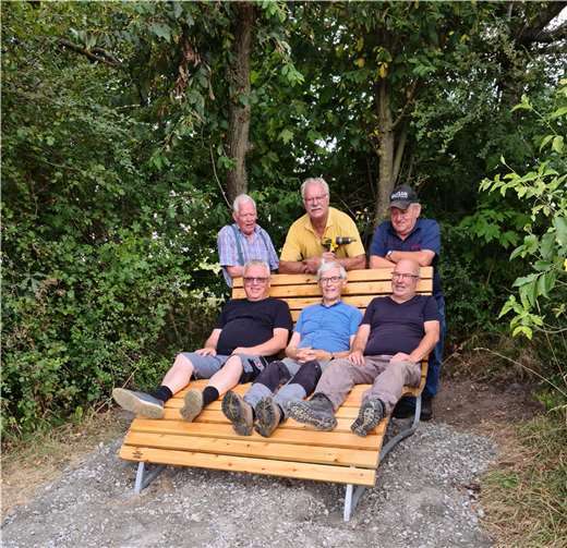Umgeben von schützendem Grün lädt das Waldsofa seitdem zum Verweilen ein. Quelle: FVV Dernbach