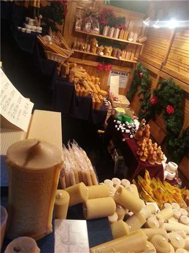 Umgefallene Kerzen und Dekorationen fand die Betreiberin des Standes am Mittwochmorgen vor.Polizeipräsidium Koblenz