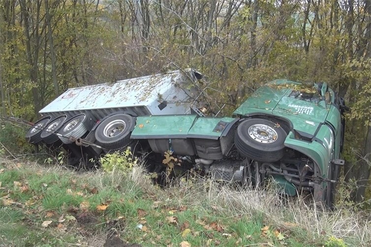 Umgekippter LKW in der Böschung.