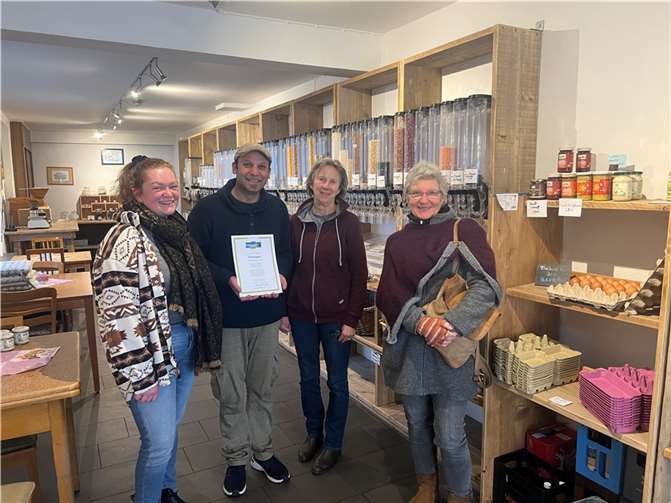 Umihr Engagement wertzuschätzen und auf den fairen Handel in Remagen aufmerksam zu machen, wurden den Gewerbetreibenden, die faire Produkte anbieten, nun von den Sprecherinnen der Fairtrade-Steuerungsgruppe die Zertifizierungsurkunde und Aufkleber zur Kennzeichnung der Geschäfte überreicht. Quelle: Stadt Remagen