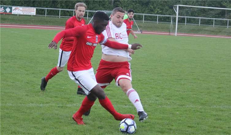 Umkämpft war das Bezirksligaderby zwischen dem TuS Montabaur (in rot) und der SG Hundsangen. Die Gastgeber siegten am Ende knapp mit 1:0. TH