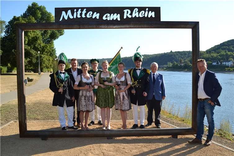 Unkel startet mit Wein und Kunst in den September Umrahmt von Stadtbürgermeister Gerhard Hausen, dem Stadtbeigeordneten Markus Winkelbach und Vorstandsmitgliedern des Junggesellen- und Jungmädchenvereins Scheuren 1856 freuen sich die neuen Weinmajestäten der Kulturstadt Unkel, „Burgundia“, Weinkönigin Verena I, Weinprinzessin Lea und Weinprinzessin Hannah, auf ein fröhliches Wein- und Heimatfest 2022. Für die passenden Rahmenbedingungen zum Fest sorgt als Veranstalterin die Tourismus Siebengebirge GmbH in Zusammenarbeit mit dem Kulturstadt-Büro Unkel mit dessen Leitung Thomas Herschbach. Foto: Kulturstadt Unkel am Rhein