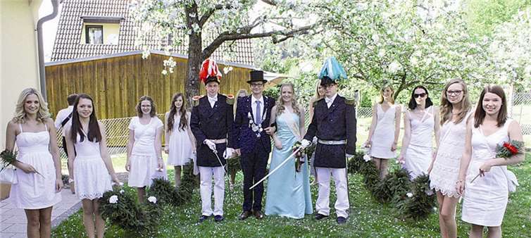 Umrahmt von den Ehrendamen und flankiert von den Offizieren der Junggesellen zeigte sich die stolzen Majestäten im Haus von Königin Tatjana.