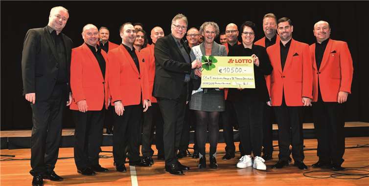 Umrahmt von den Mainzer Hofsängern übergab Lotto-Prokurist Manfred Meder (Mitte) den Spendenscheck an Hospizleiterin Eva-Maria Hebgen und Elisabeth Disteldorf, Geschäftsführerin der Katharina Kasper Hospiz GmbH. privat