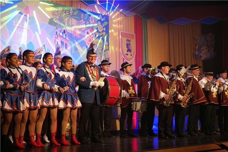 Umrahmt von der Tanzgarde und dem Musikzug Bendorf begrüßte Sitzungspräsident Heinz Breuer die närrischen Gäste. Fotos: ND