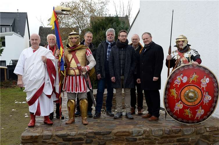 Umrahmt von römischen Legionären wurden die Nachbauten an dem einstigen Südtor des Kastells in Niederbieber eingeweiht.  Foto: Dieter Bollmann