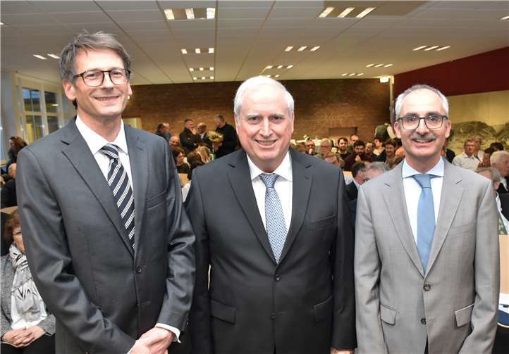 Umrahmt von seinen beiden Nachfolgern in der Anästhesie, Notfall- und Schmerzmedizin sowie Intensivmedizin: Chefarzt Dr. Hermann Reitze mit PD Dr. Jörn Schäper (li.) und Prof. Dr. Samir Sakka (re.).Quelle: Gemeinschaftsklinikum Mittelrhein gGmbH