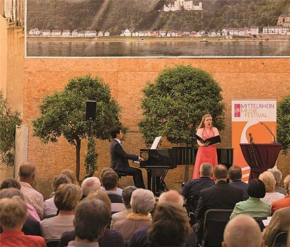 Umrahmt wurde der Vortrag von Liedern von Franz Liszt, vorgetragen von der Sopranistin Sarah Cossaboon.