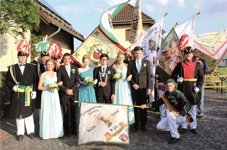 Umringt von Fahnen und Offizieren zeigten sich die jungen Majestäten mit ihrem Ehrengeleit vor dem Königshaus der Bevölkerung.DL