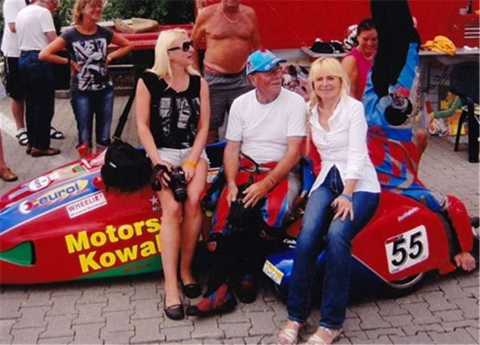 Umringt von Fans: „Mr. Sidecar“ Horst Maria Kowalski nach dem Erfolg des Teams in Zschorlau. Im Siegestaumel macht Beifahrer Marcel Reimann im Beiwagen einen Kopfstand. privat