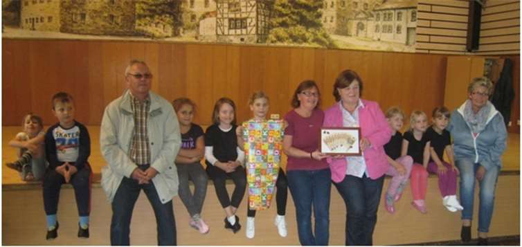 Umringt von Kindern der Tanzgarde sind die Mitglieder des Café-Teams: Volker Metzmacher, Daniela Bong, KG, Elisabeth Kümpel und Monika Heck.privat