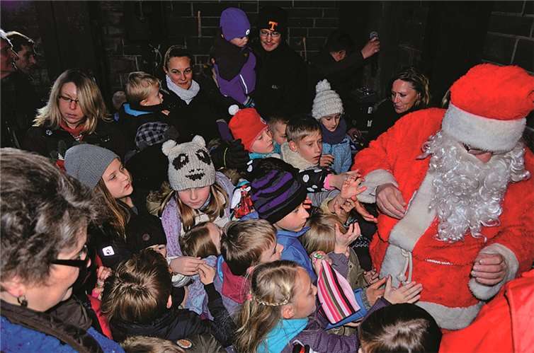Umringt von Kindern war in Melsbach der Nikolaus.