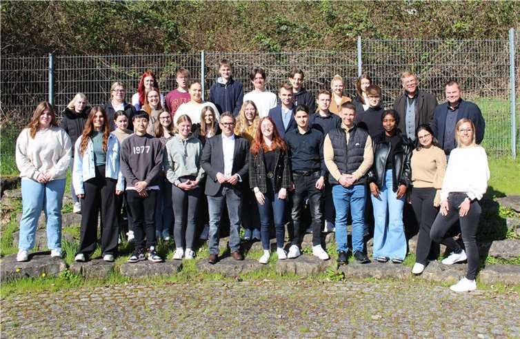 Umringt von den Schülern der Fachoberschule: MdB Thorsten Rudolph stellte sich offen und interessiert ihren Fragen (Re. außen: Sozialkundefachlehrerin Lea Scherhag, dahinter FOS- Koordinator Carsten Delkurt). Quelle: Realschule plus und FOS Untermosel