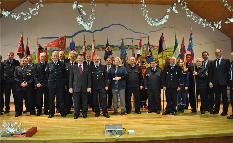 Umringt von der großen „Feuerwehrfamilie“ aus dem ganzen Landkreis: Urgestein Bernd Baumann verlässt nach fast zweieinhalb Jahrzehnten Vorstandsarbeit im Kreis die Brücke und gibt sein Amt in jüngere Hände. Eric Brüning (Feuerwehr Weißenthurm)