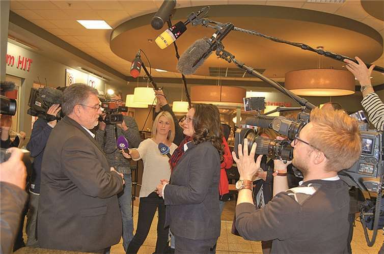 Umringt von zahlreichen Kameras unterhielt sich die SPD-Politikerin mit dem Leiter des Familienunternehmens.